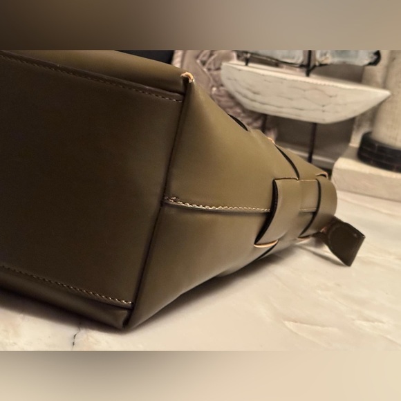 GUESS Woven Tote Bag also have wallet in closet minor wear on corner 11x8in - Picture 5 of 12